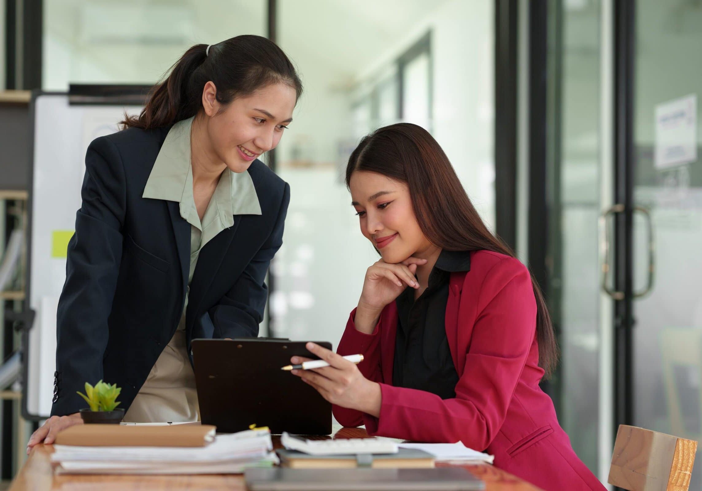Two,Asian,Businesswomen,Talk,,Consult,,And,Discuss,Work,With,The