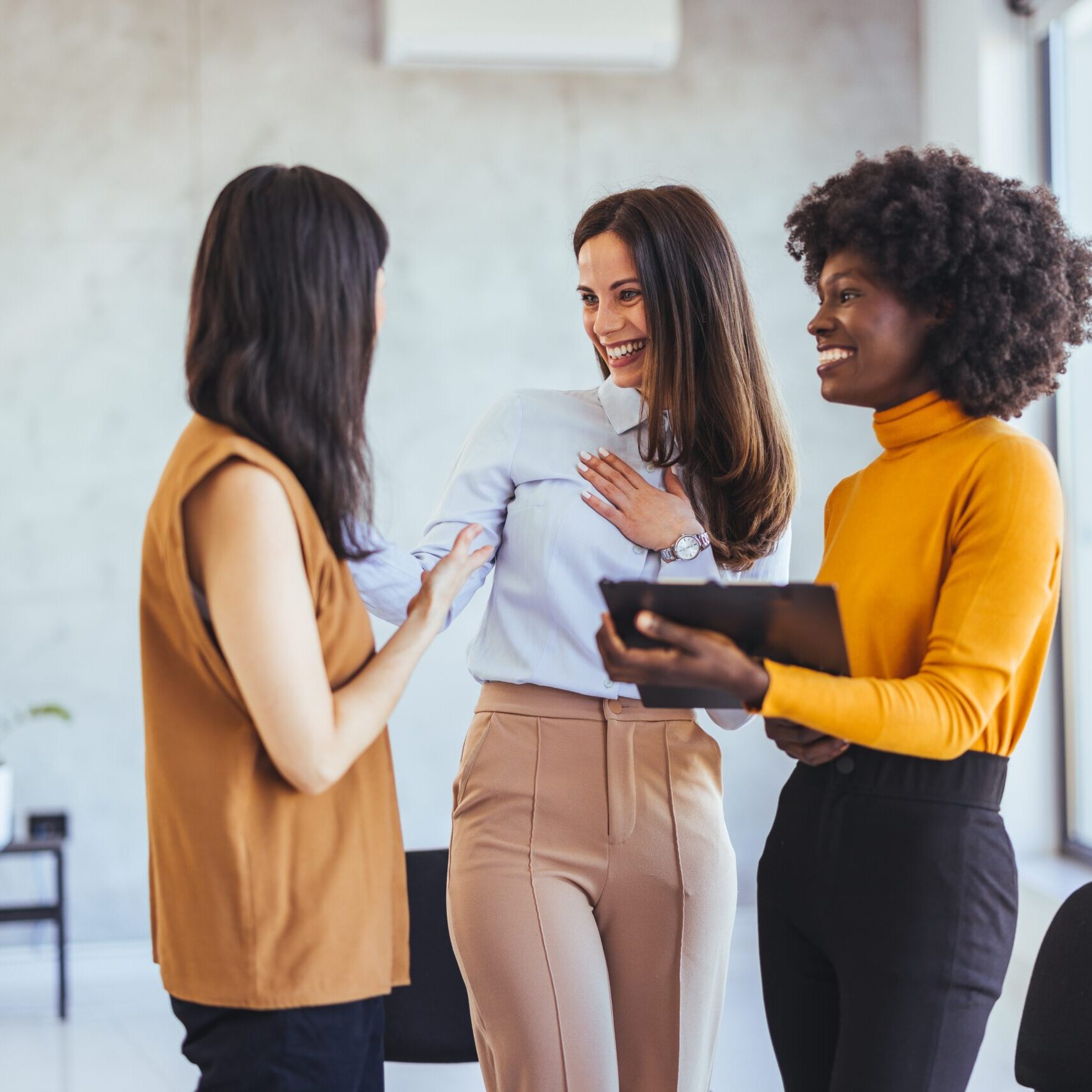 Colleagues,Sharing,A,Positive,And,Friendly,Interaction,In,A,Modern