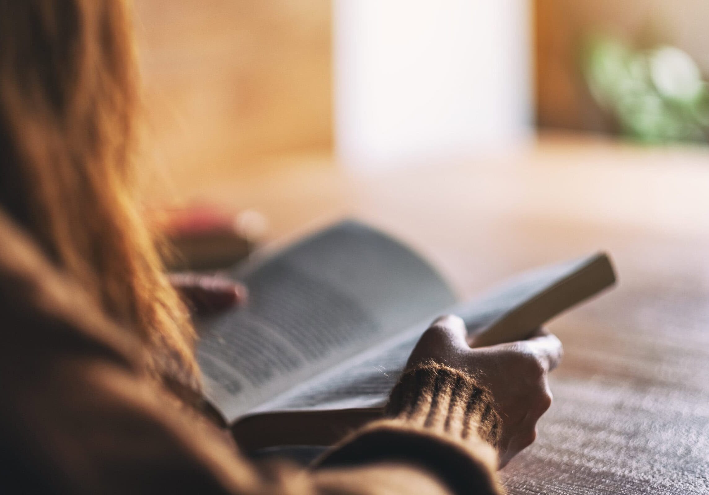 Closeup,Image,Of,A,Woman,Holding,And,Reading,A,Vintage